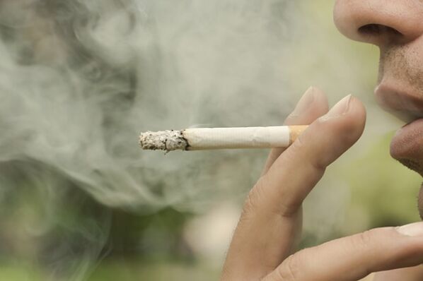 Smoking is one of the reasons for the development of veins with reticular varicose veins